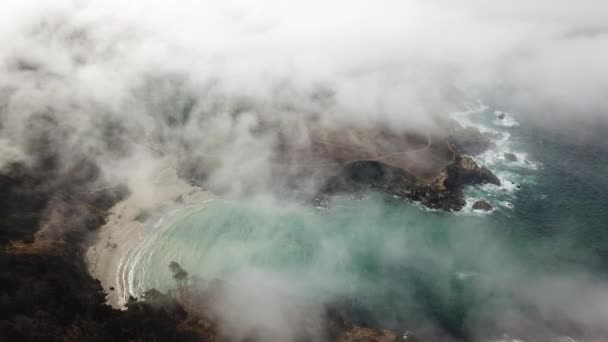 Vista aérea de la niebla a la deriva sobre la costa de California — Vídeos de Stock