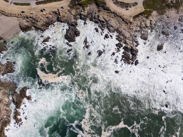 Luchtfoto van de Stille Oceaan en de rotsachtige kust in Noord-Californië — Stockfoto