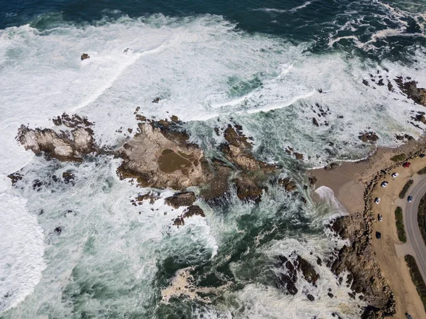 Letecký pohled na oceán a skalnaté pobřeží v severní Kalifornii — Stock fotografie