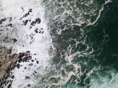 Okyanus ve Kuzey Kaliforniya'da doğal deniz kıyısı havadan görünümü