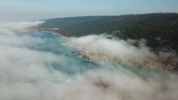 Vista aérea de la niebla a la deriva sobre la costa de California — Vídeos de Stock