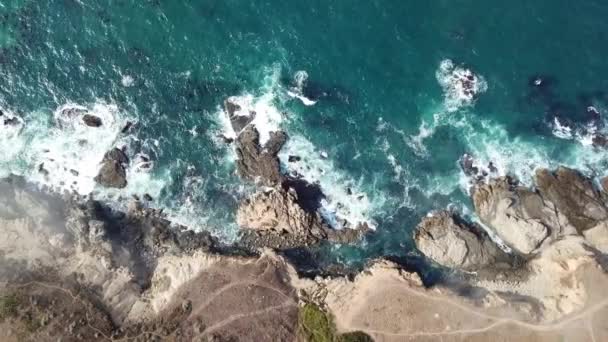 Luchtfoto van de rotsachtige kustlijn in Noord-Californië — Stockvideo