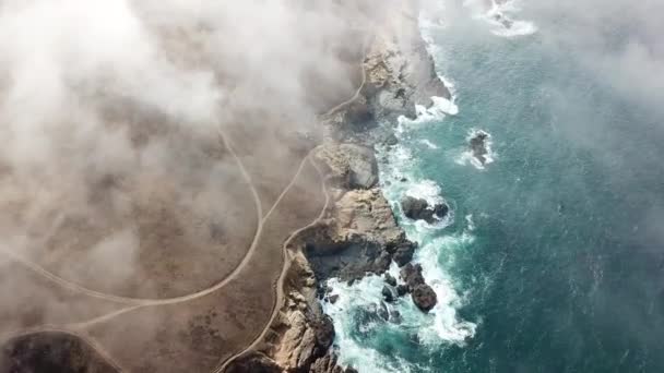 Sis, okyanus ve Kaliforniya sahili havadan görünümü — Stok video
