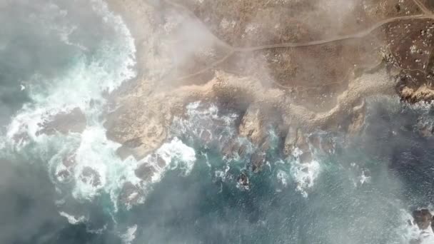 Vista aérea de la niebla a la deriva sobre la costa rocosa de California — Vídeos de Stock