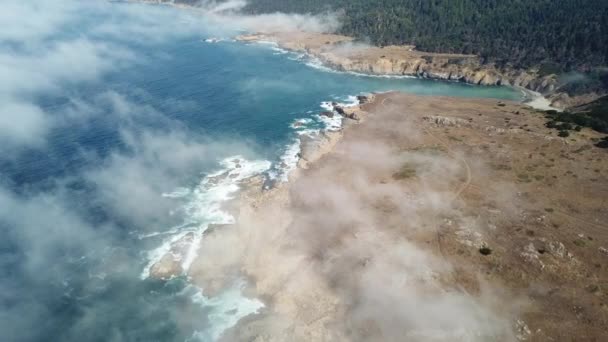 Vista aérea do nevoeiro e da costa norte da Califórnia — Vídeo de Stock