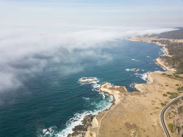 Widok z lotu ptaka morskiego warstwy i wybrzeża północnej Kalifornii — Zdjęcie stockowe