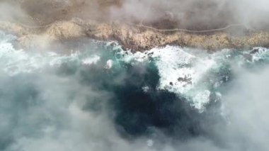 California sahil boyunca sürüklenen sis havadan görünümü