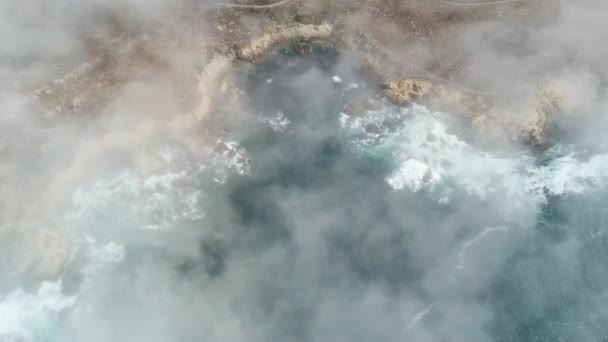 Letecký pohled na mlhy, teče přes severní pobřeží Kalifornie — Stock video