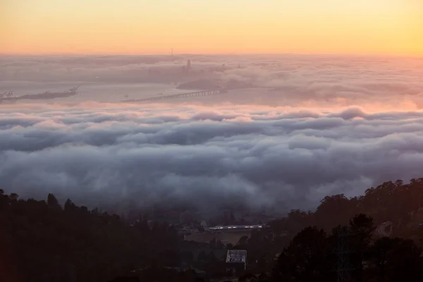 Fog Drifts Over San Francisco and Into the East Bay in California — Stock Photo, Image