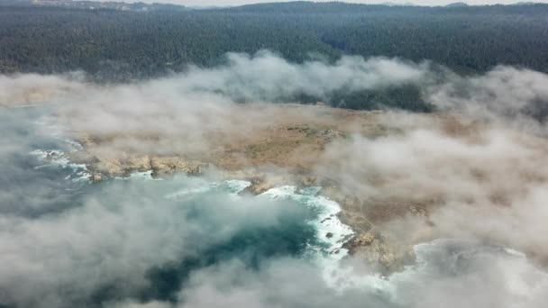 Aérea de niebla a la deriva sobre la costa de California — Vídeos de Stock