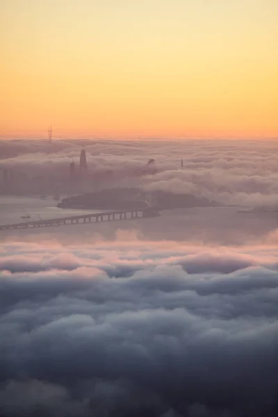 Tramonto, nebbia fitta e baia di San Francisco — Foto Stock
