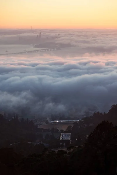 Nevoeiro, pôr-do-sol e Baía de São Francisco — Fotografia de Stock