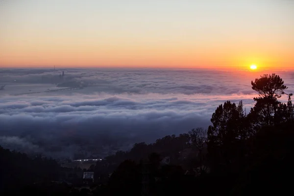 Zonsondergang, mist en San Francisco Bay — Stockfoto