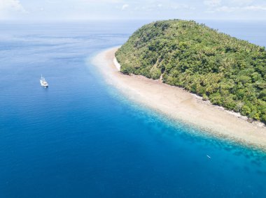 Banda Denizi, Endonezya uzak bir adada kenarı boyunca güzel fringing mercan kayalığı büyür. Bu tropikal bölge olağanüstü deniz biyoçeşitliliği için bilinen.