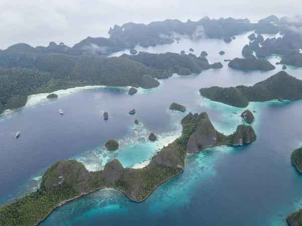 Wayag Raja Ampat Vápencové Ostrovy Obklopují Nádherné Tropické Laguny Vzdálené — Stock fotografie