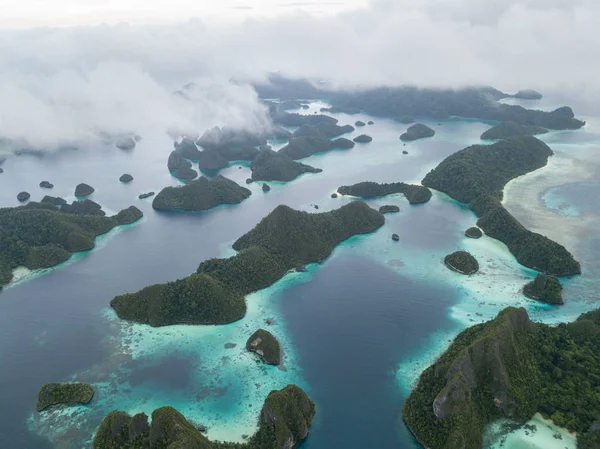 Ilhas Calcárias Encontradas Wayag Raja Ampat Cercam Uma Linda Lagoa — Fotografia de Stock