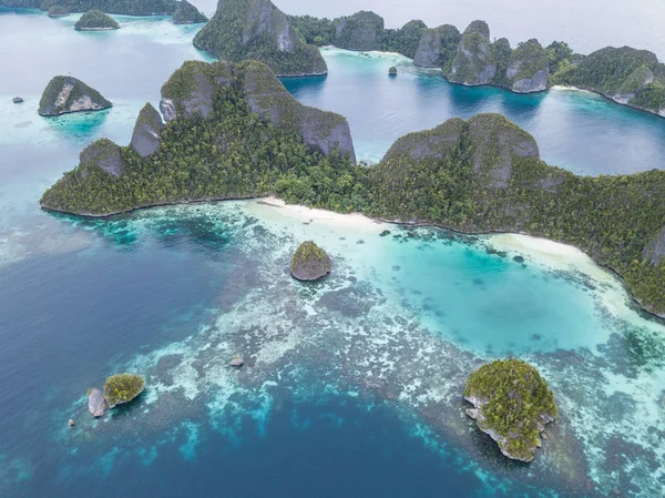 Numerose Isole Calcaree Trovate Wayag Raja Ampat Circondano Una Splendida — Foto Stock