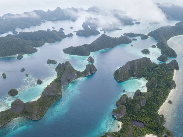 Wayag Raja Ampat Vápencové Ostrovy Obklopují Nádherné Tropické Laguny Vzdálené — Stock fotografie