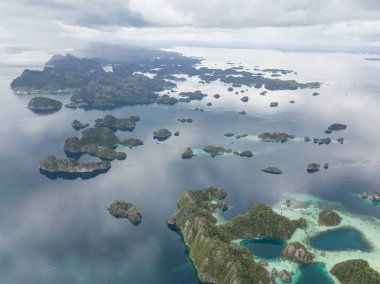 Raja Ampat, Misool bulunan kireçtaşı Adaları Doğu Endonezya uzak bir parçası olarak sakin denizi arasında ayağa kalkın. Bu güzel, tropik bölge olağanüstü deniz biyoçeşitliliği için bilinen.