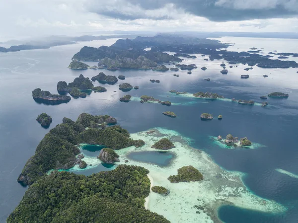 Rugged Limestone Islands Found Misool Raja Ampat Rise Calm Seas — Stock Photo, Image