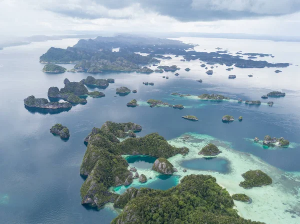 Robusta Kalksten Öar Nära Misoolensis Raja Ampat Stiga Från Lugnt — Stockfoto