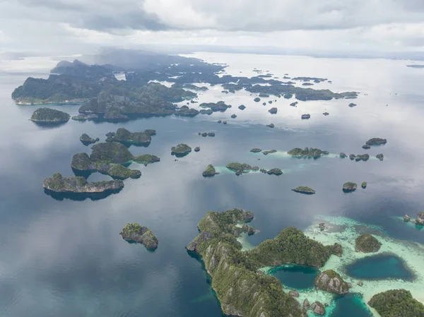 Vápencové Ostrovy Poblíž Misool Raja Ampat Vyskytuje Vzrůst Klidné Moře — Stock fotografie