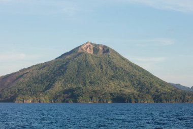 Pulau API, aktif bir volkan, Doğu Endonezya Banda denizden yükselir. Bu uzak, tropikal bölge şaşırtıcı deniz biyolojik çeşitlilik için ev.