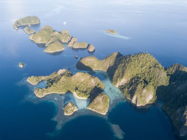Raja Ampat bulundu engebeli kireçtaşı Adaları sığ mercan resifleri ile çevrilidir. Doğu Endonezya uzaktaki bir parçası bu güzel bölgede olağanüstü deniz biyoçeşitliliği için bilinen.