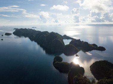 Raja Ampat bulundu engebeli kireçtaşı Adaları sığ mercan resifleri ile çevrilidir. Doğu Endonezya uzaktaki bir parçası bu güzel bölgede olağanüstü deniz biyoçeşitliliği için bilinen.