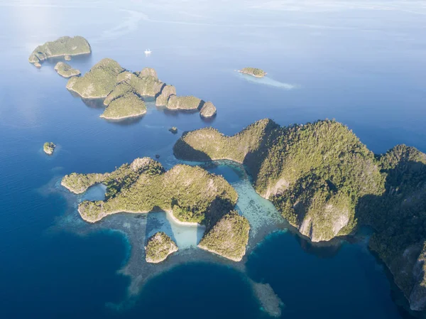 Raja Ampat bulundu engebeli kireçtaşı Adaları sığ mercan resifleri ile çevrilidir. Doğu Endonezya uzaktaki bir parçası bu güzel bölgede olağanüstü deniz biyoçeşitliliği için bilinen.