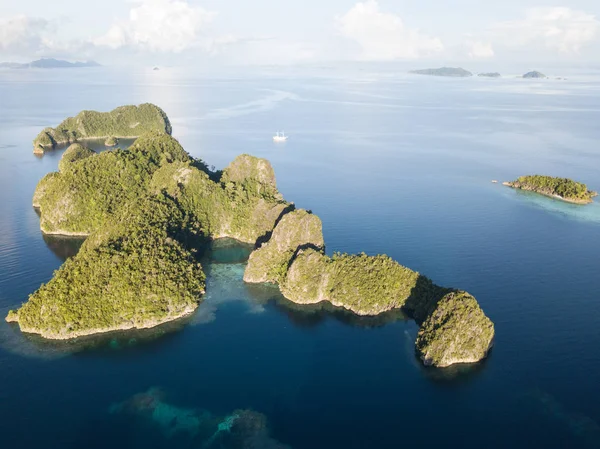 Aspre Isole Calcaree Che Trovano Tutto Raja Ampat Sono Circondate — Foto Stock