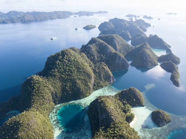 Toho Nejnáročnějšího Raja Ampat Rozeklané Vápencové Ostrovy Jsou Obklopeny Korálových — Stock fotografie