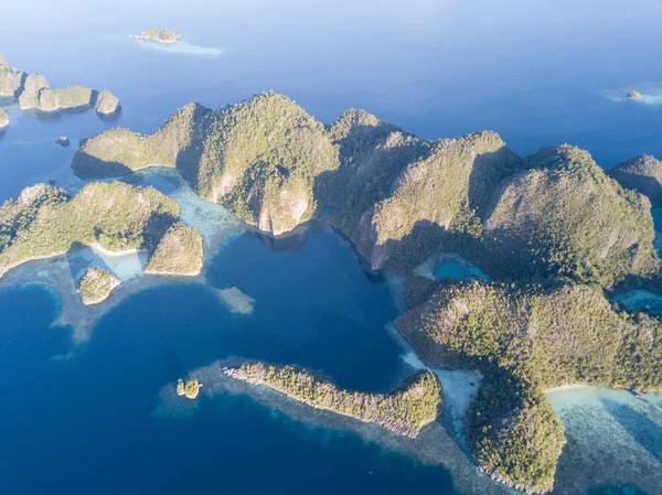 Las Escarpadas Islas Piedra Caliza Que Encuentran Todo Raja Ampat — Foto de Stock