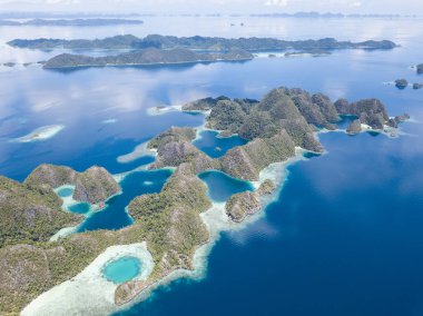 Raja Ampat bulundu engebeli kireçtaşı Adaları sığ mercan resifleri ile çevrilidir. Doğu Endonezya uzaktaki bir parçası bu güzel bölgede olağanüstü deniz biyoçeşitliliği için bilinen.