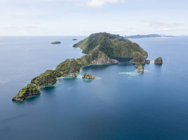 Wapiennych Wysp Znalezione Wayag Raja Ampat Otaczają Wspaniałe Tropikalnej Laguny — Zdjęcie stockowe