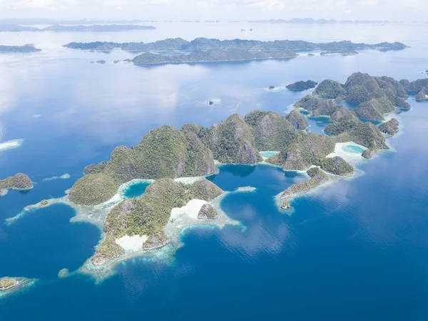 Limestone Islands Found Raja Ampat Rise Calm Blue Seas Remote — Stock Photo, Image