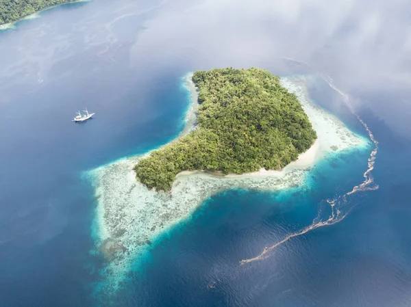 Pequeño Barco Descansa Anclado Cerca Una Isla Remota Rodeada Arrecifes —  Fotos de Stock