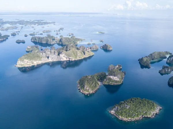 Toho Nejnáročnějšího Raja Ampat Vápencové Ostrovy Jsou Obklopeny Korálových Útesů — Stock fotografie