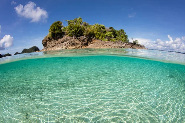 Fondale Sabbioso Poco Profondo Circonda Una Remota Isola Tropicale Raja — Foto Stock