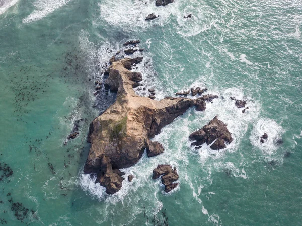 カリフォルニア州北部のメンドシーノの岩の多い海岸線に対して太平洋の冷たい水を洗ってください この風光明媚な地域はサンフランシスコの北 数時間のドライブ — ストック写真