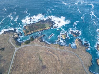 Pasifik Okyanusu mavi sularına Mendocino Kuzey Kaliforniya'da kayalık sahil şeridi karşı yıkayın. Bir kaç saat uzakta kuzeyindeki San Francisco bu doğal bölgesidir.