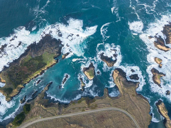 Холодна Барвисті Водах Тихого Океану Мити Проти Скелястому Узбережжі Mendocino — стокове фото