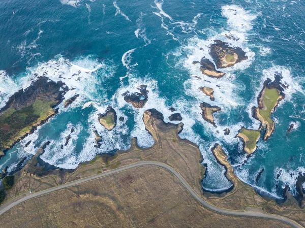 Das Raue Wasser Des Pazifischen Ozeans Spült Gegen Die Felsige — Stockfoto