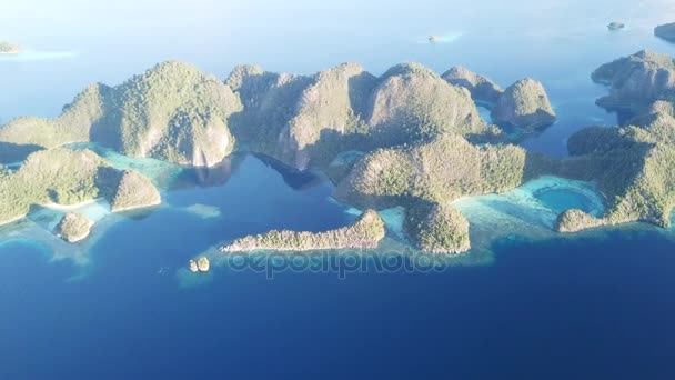 Filmagem aérea das ilhas tropicais em Raja Ampat — Vídeo de Stock