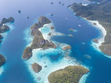 Wayag, Raja Ampat muhteşem kireçtaşı adalar sağlıklı, sığ resifleri ile çevrilidir. Doğu Endonezya bu uzak bölgede deniz biyoçeşitliliği nedeniyle Mercan Üçgeni kalbinde olarak bilinir.