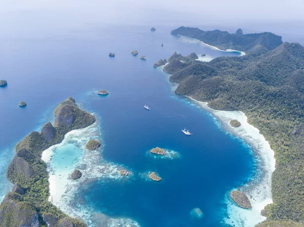 Gorgeous Limestone Islands Wayag Raja Ampat Surrounded Healthy Shallow Reefs — Stock Photo, Image