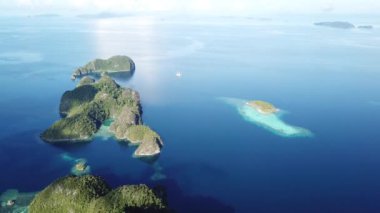 Raja Ampat güzel tropikal sahne havadan görüntüleri