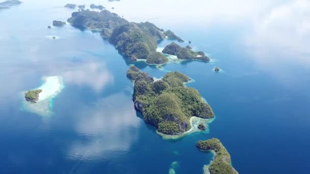 Isole tropicali idilliache a Raja Ampat, Indonesia — Video Stock