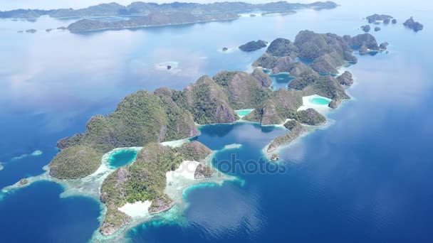 Letecké záběry z tropických ostrovů v Raja Ampat — Stock video