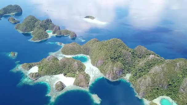Tropical Limestone Islands and Calm Seas in the Pacific Ocean — Stock Video